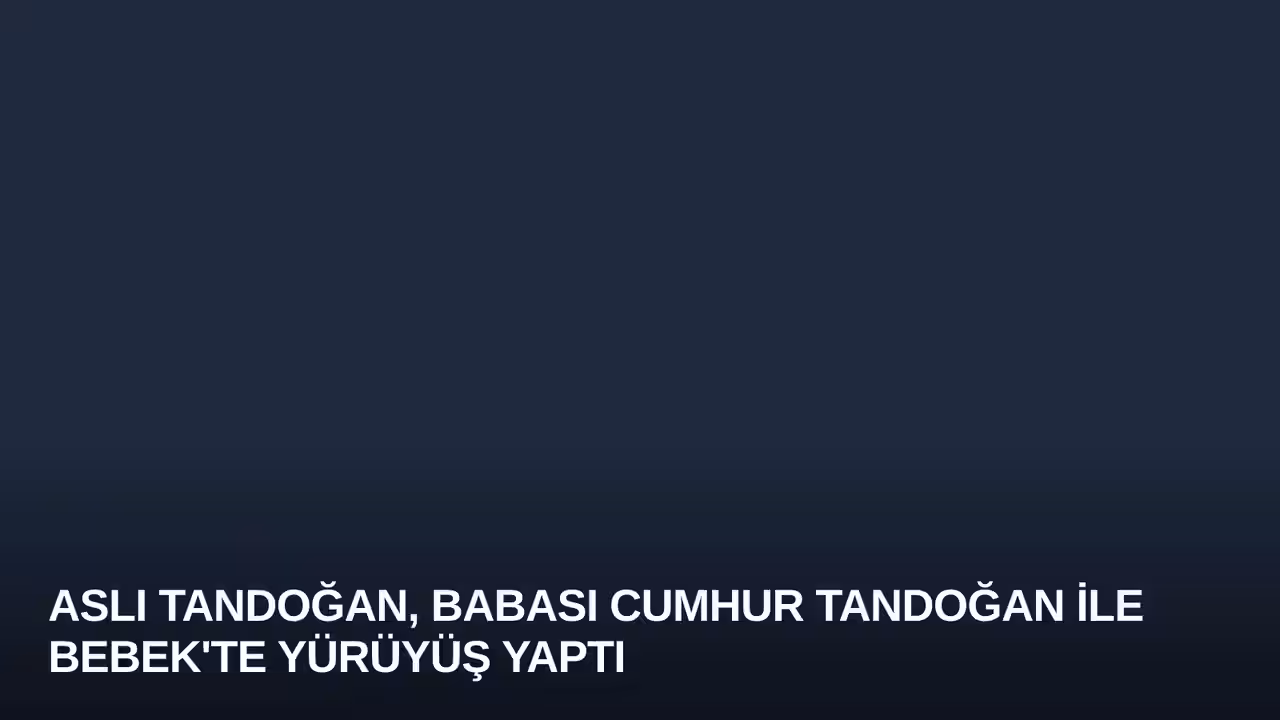Aslı Tandoğan, Babası Cumhur Tandoğan ile Bebek'te Yürüyüş Yaptı