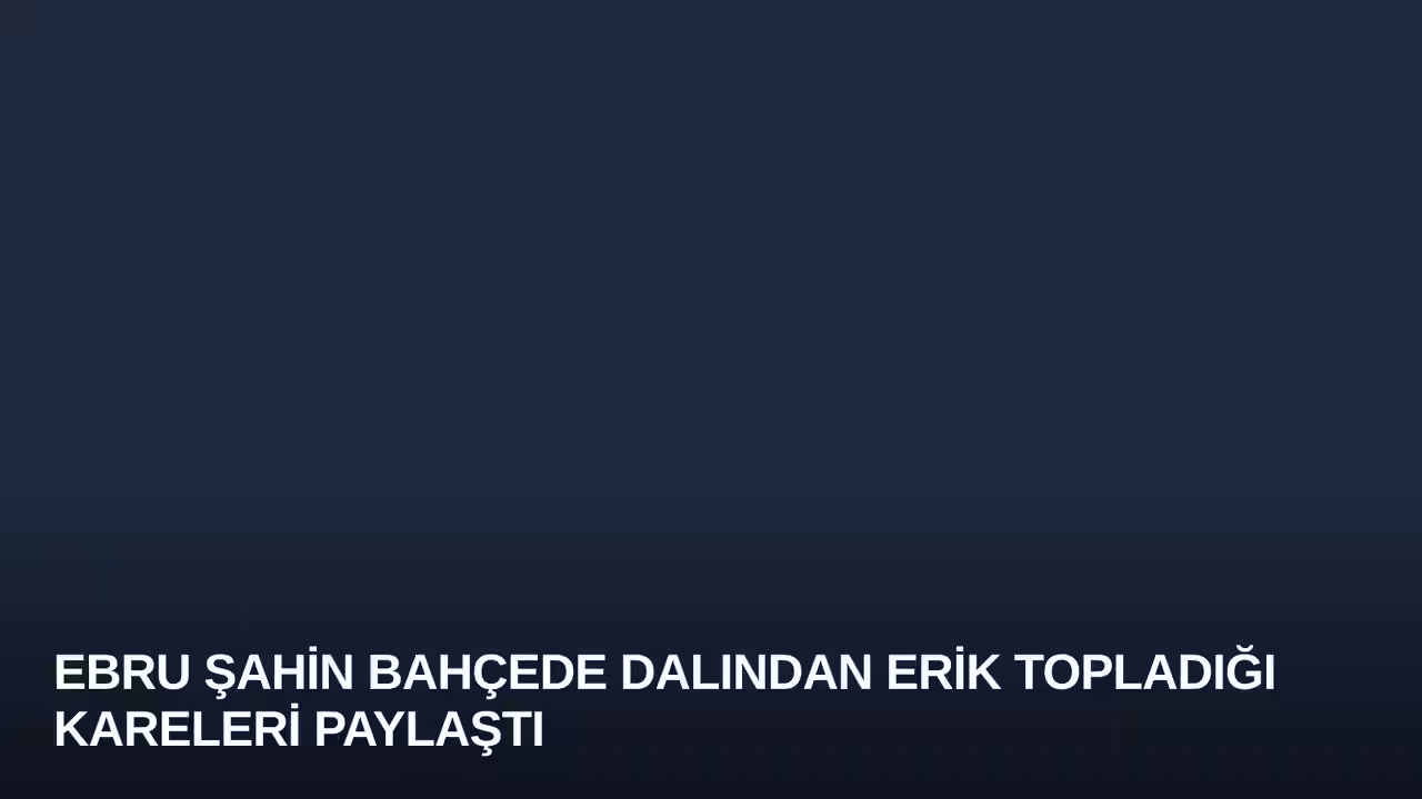 Ebru Şahin Bahçede Dalından Erik Topladığı Kareleri Paylaştı