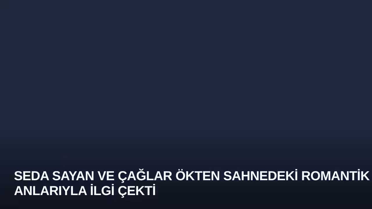 Seda Sayan ve Çağlar Ökten Sahnedeki Romantik Anlarıyla İlgi Çekti