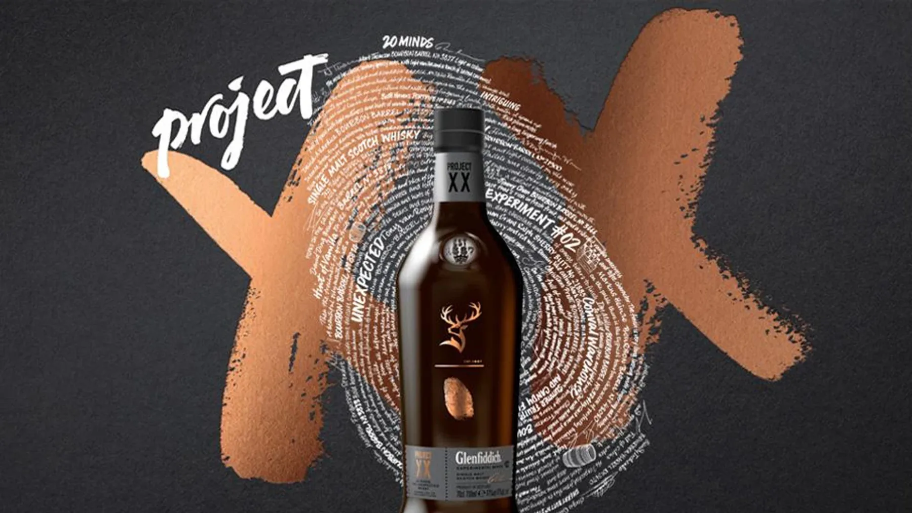 Antrasit renkli üçgen Glenfiddich XX viski şişesi ve siyah renkli özel tasarım hediye kutusu yan yana duruyor