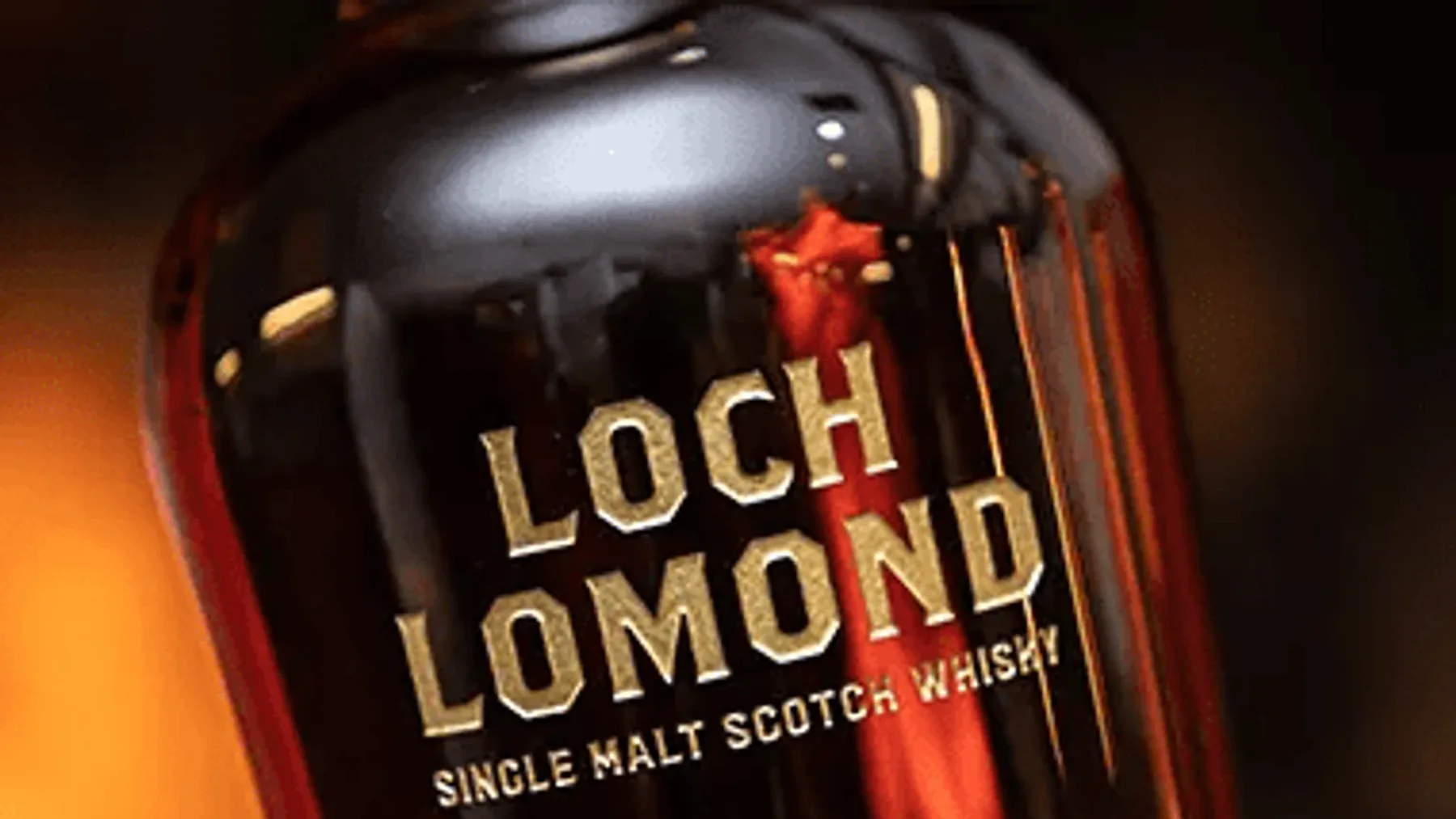 Loch Lomond 54 yıllık tek fıçı viski şişesinin ahşap kutusundaki görünümü
