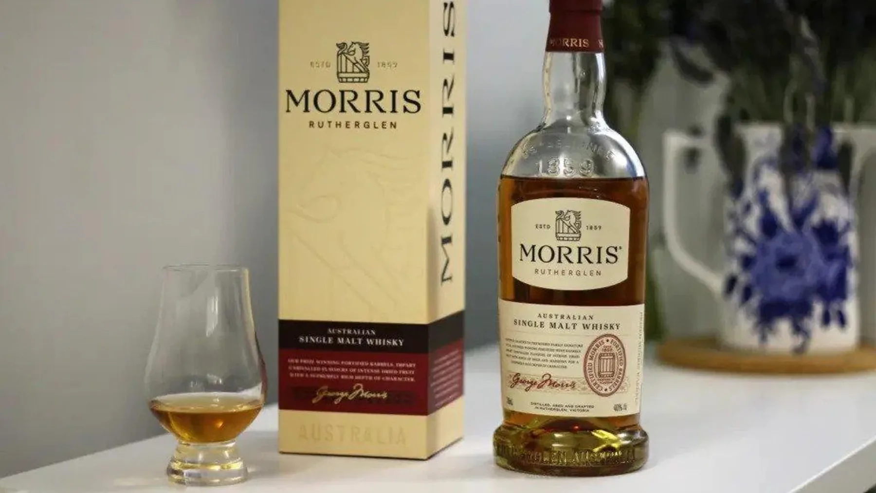 Morris markasının yeni çıkan Signature ve Muscat Barrel tek malt viski şişeleri yan yana duruyor.