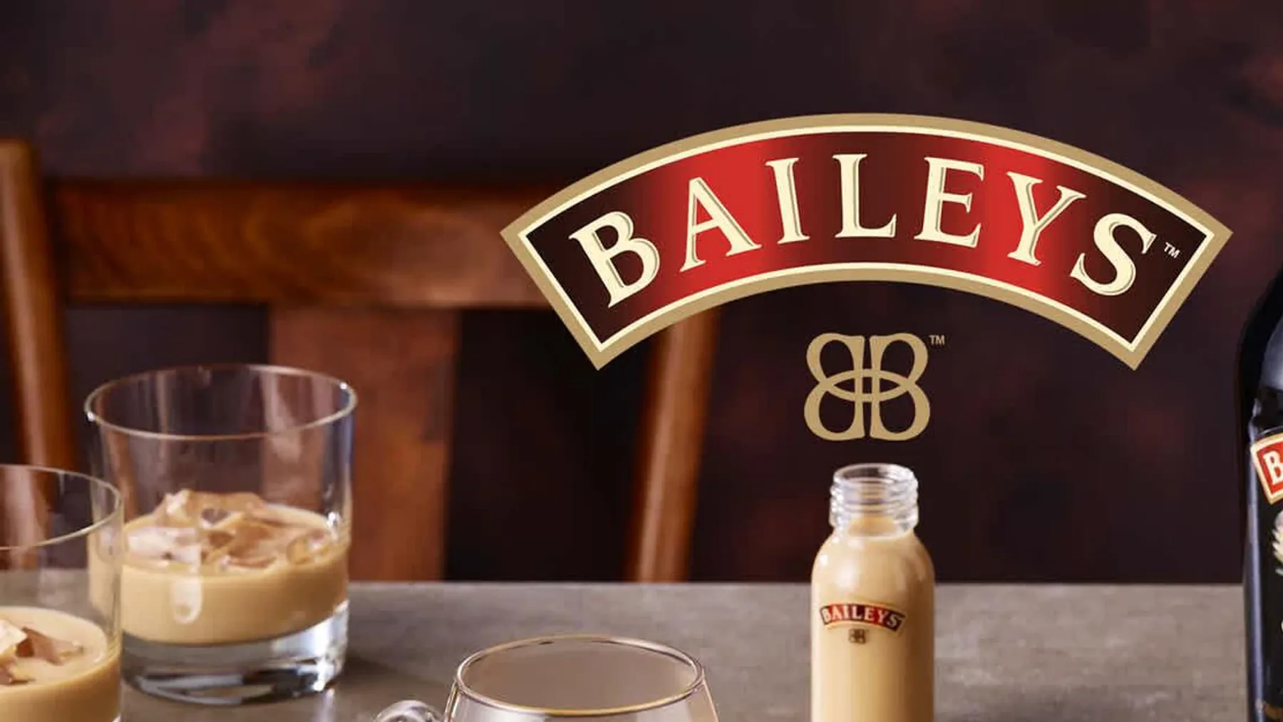 Siyah şişesi ve üzerindeki İrlanda nehir suluboyası resmiyle Baileys likörü şişesi