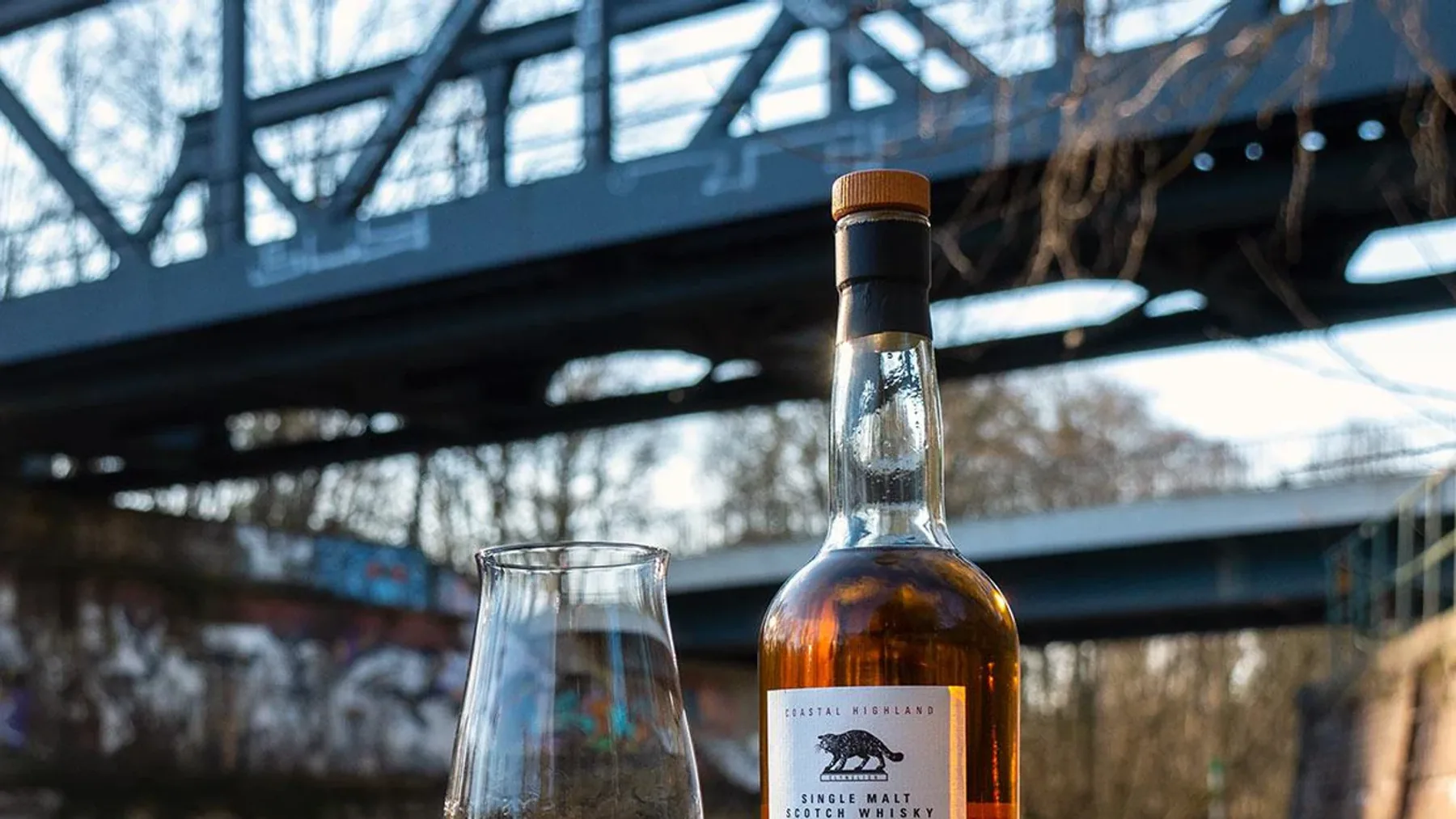 Highlands bölgesindeki tarihi Clynelish damıtımevinde yer alan bakır viski imbikleri ve feints alıcıları