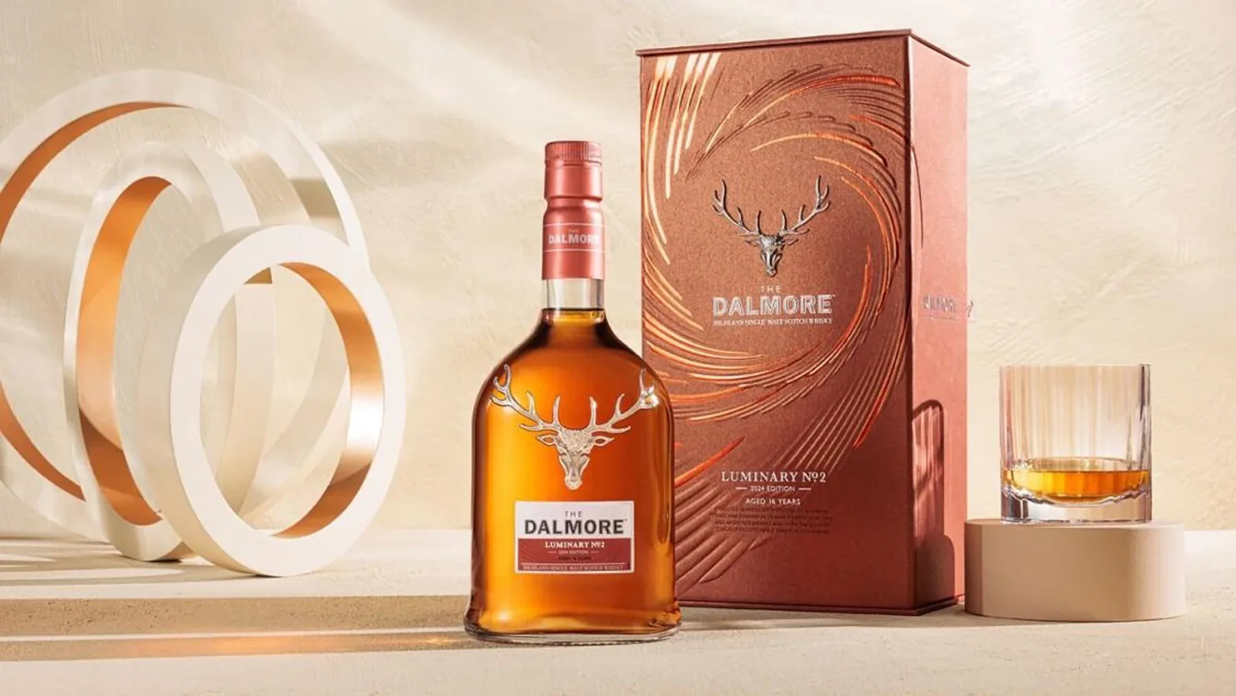 Dalmore Luminary No.2 için Zaha Hadid Architects tarafından tasarlanan kehribar renkli dalgalı cam şişe heykeli