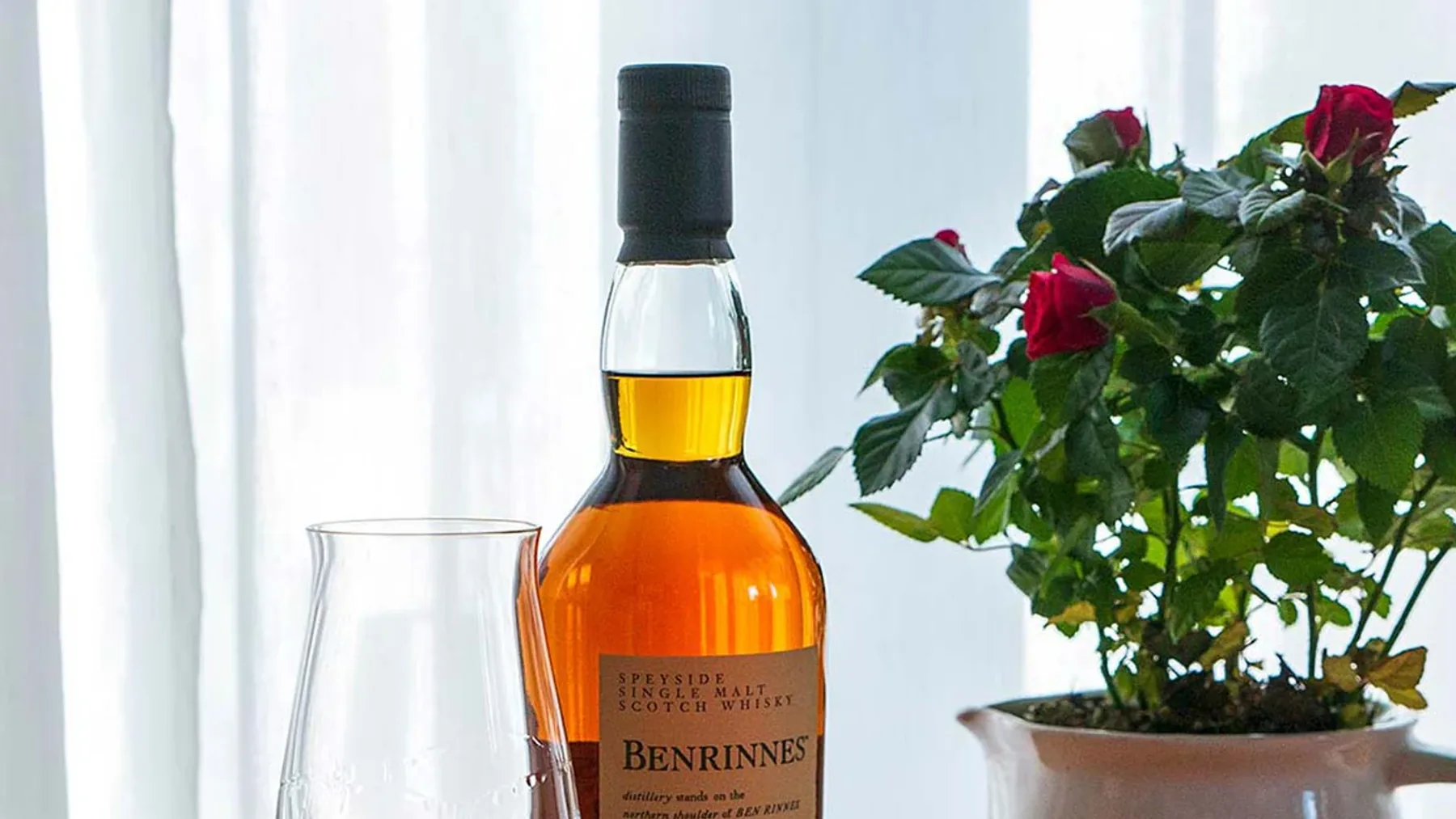 Speyside bölgesindeki Benrinnes Damıtımevi'nde üretilen meşe fıçısı ve İskoç viski şişesi görseli