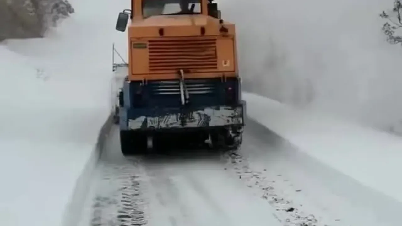 Bingöl'de Kapanan Köy Yollarını Açma Çalışmaları Sürüyor