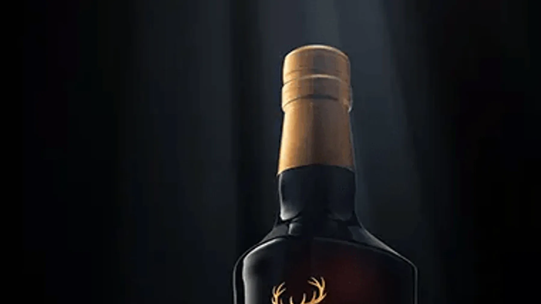 Glenfiddich Grand Cru 23 şişesinin siyah zemin üzerindeki şık duruşu