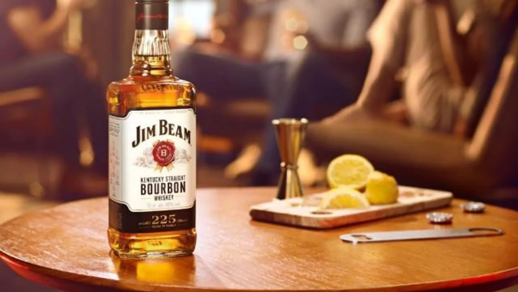 225. yılını kutlayan ünlü Amerikan bourbon viski markası Jim Beam'in klasik beyaz etiketli şişesi