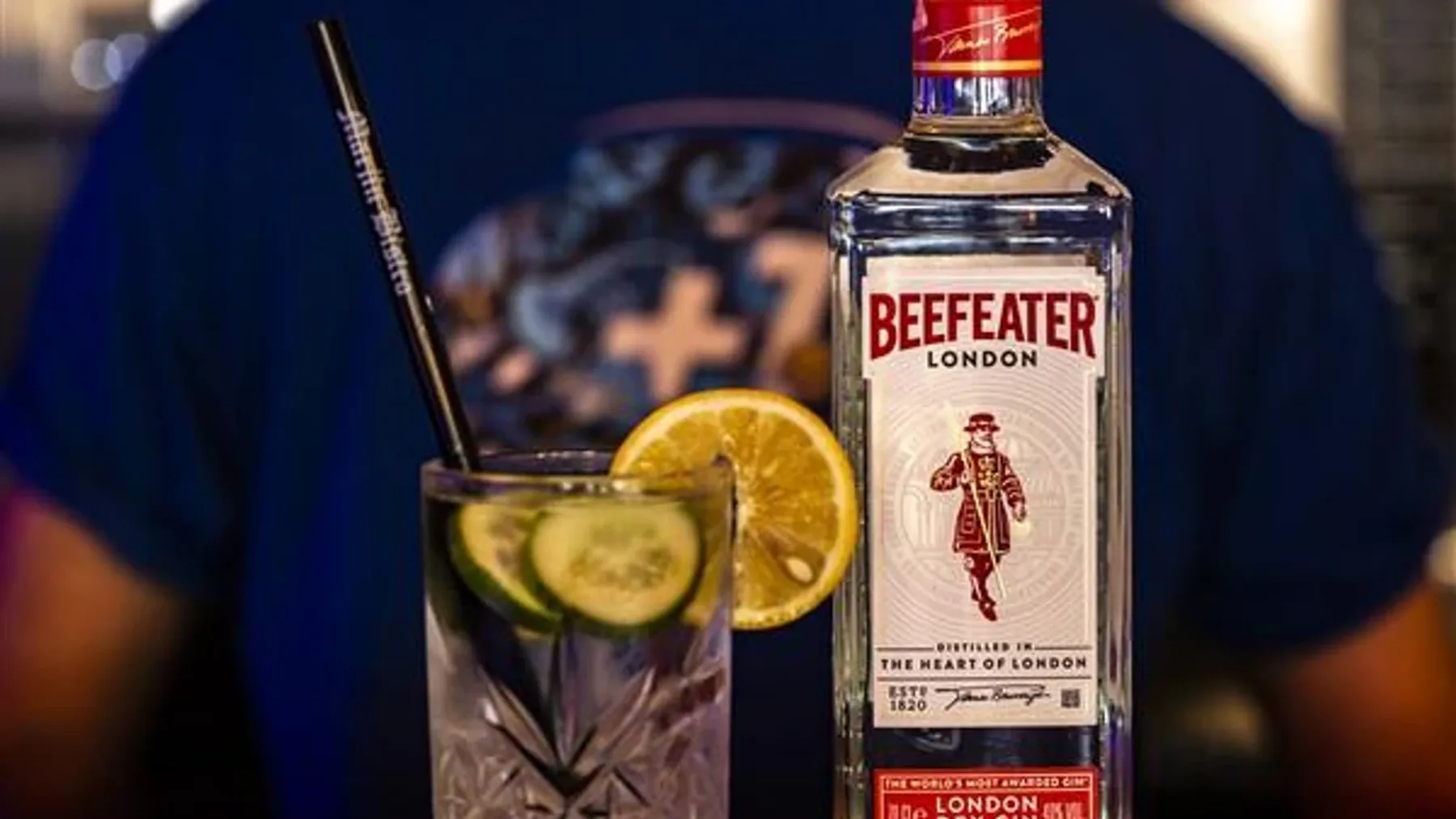 Ön yüzünde geleneksel Yeoman Muhafızı görseli bulunan şeffaf cam Beefeater cin şişesi