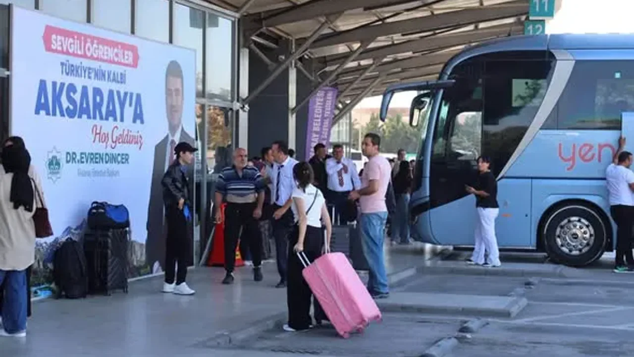 Aksaray Belediyesi Üniversite Öğrencilerini Terminalde Karşıladı