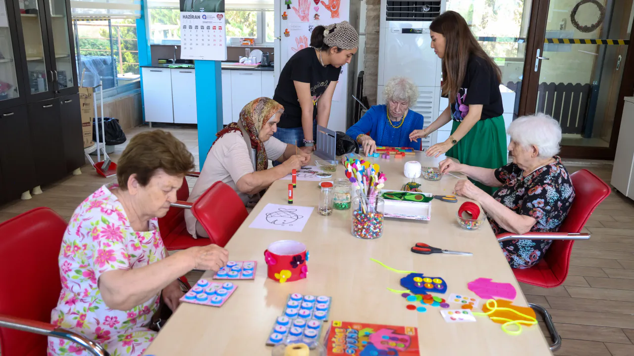 Antalya'da Alzheimer Hastaları Mavi Ev'de Buluşuyor