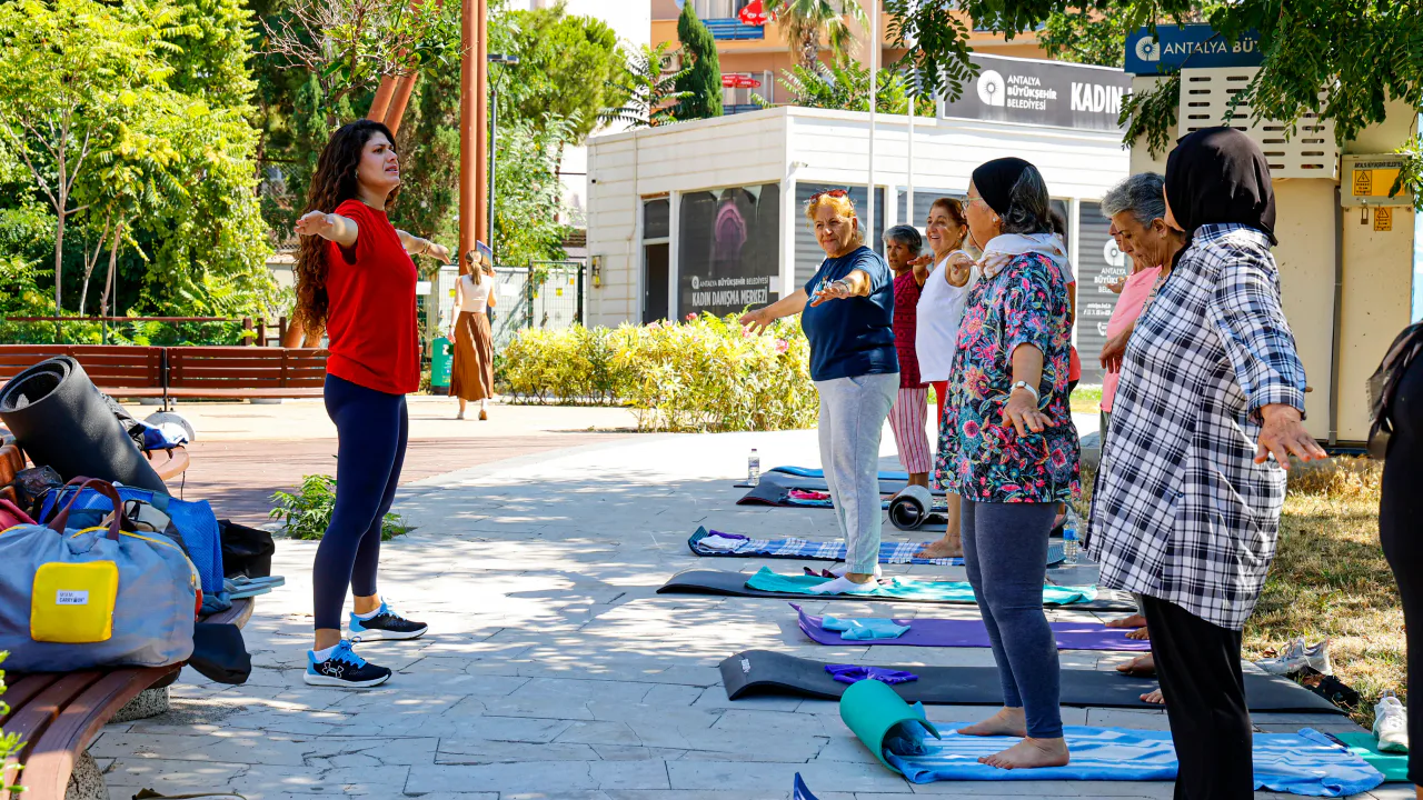 Antalya'da Kadın Danışma Merkezinde Sabah Sporu Başladı