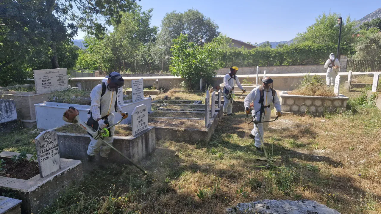 Antalya Büyükşehir Belediyesi Mezarlıklarda Bakım Çalışması Yapıyor