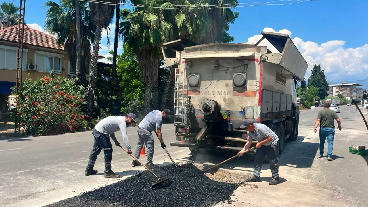Finike'de Yol Çalışmaları ve Bordür Boyama Çalışması Sürüyor