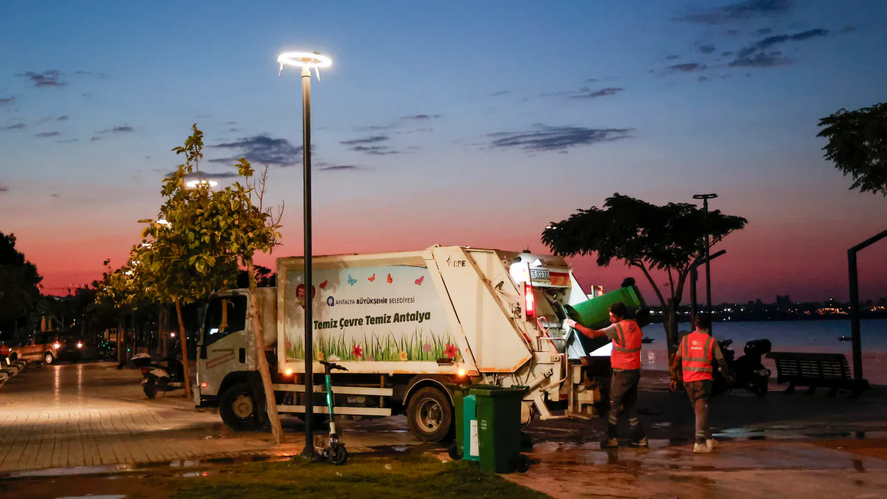 Antalya'da Konyaaltı Sahili 7 Gün 24 Saat Temizleniyor