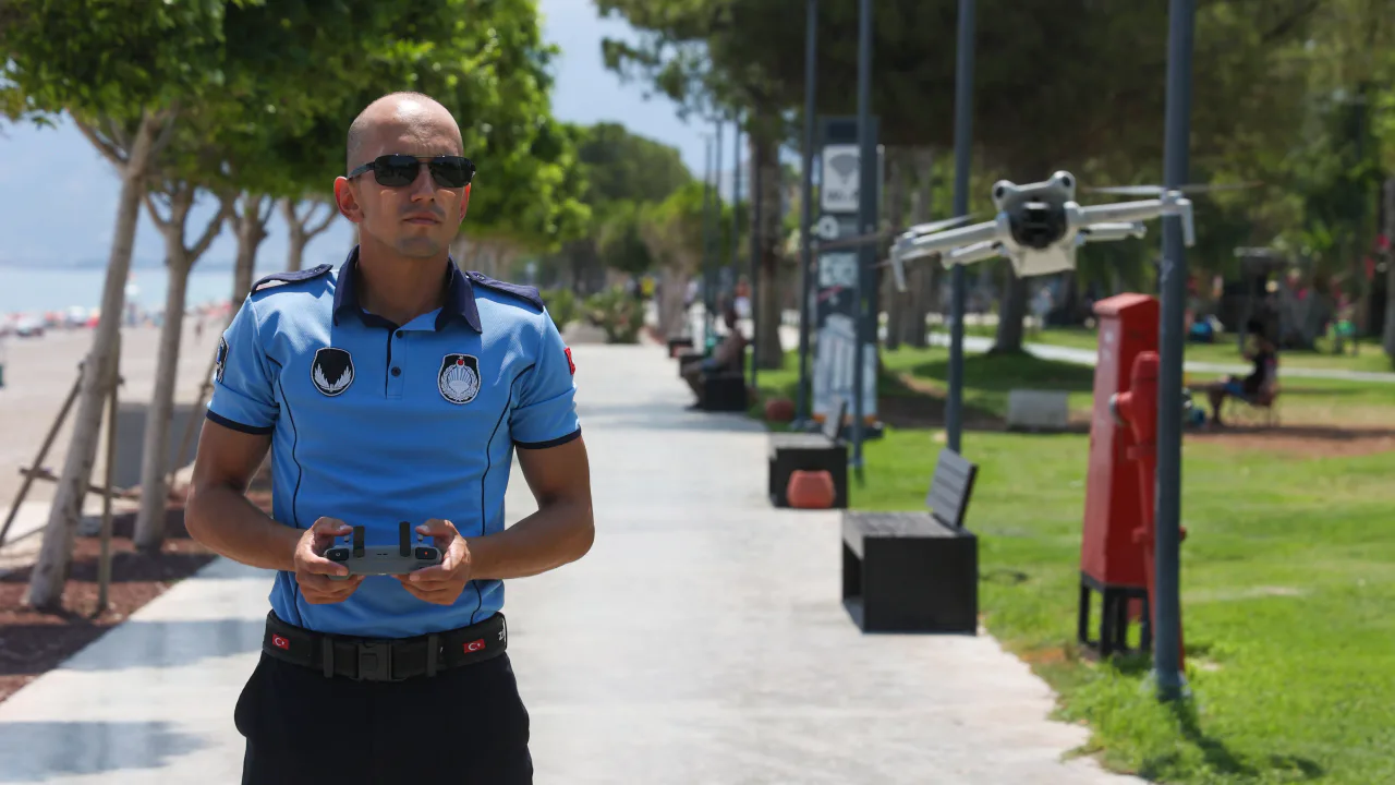 Konyaaltı Sahili'nde Dron Destekli Zabıta Denetimi Sürüyor
