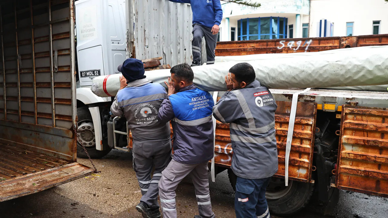 Antalya Büyükşehir'den Afetzede Üreticilere 657 Bin Metrekare Sera Naylonu