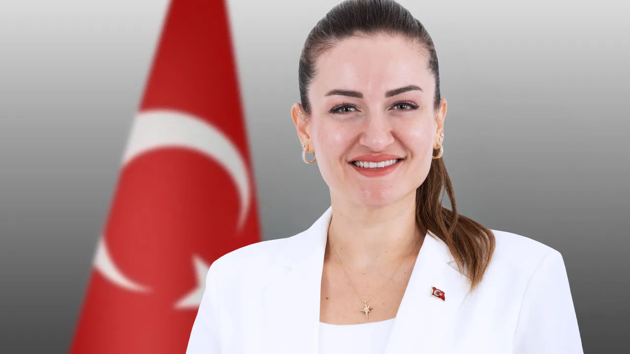 Büşra Özdemir'den Antalya'da 30 Ağustos Zafer Bayramı Mesajı