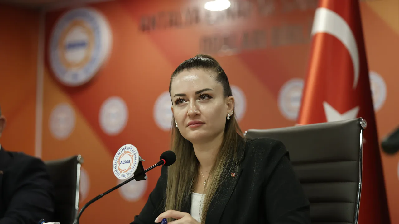 Büşra Özdemir'den AESOB Başkanı Adlıhan Dere'ye Tebrik Ziyareti