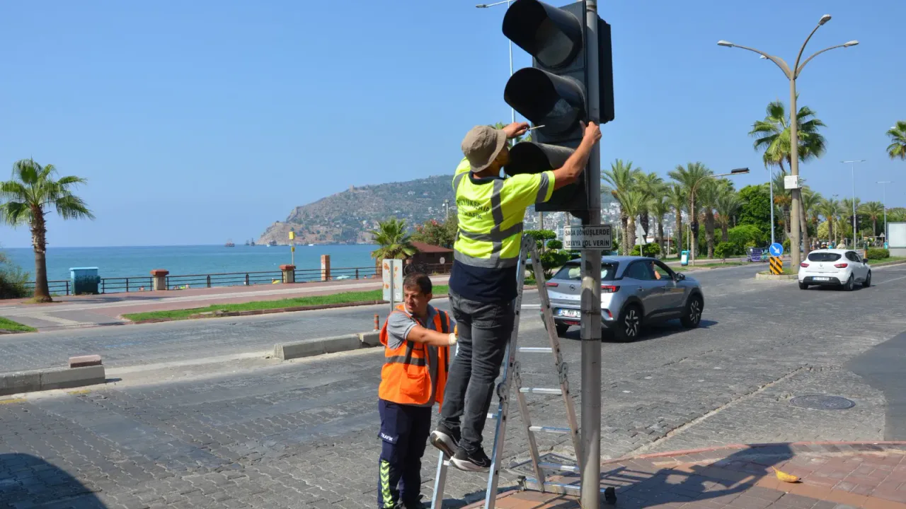 Antalya'da Trafik Levhaları ve Sinyalizasyonlar Yenileniyor