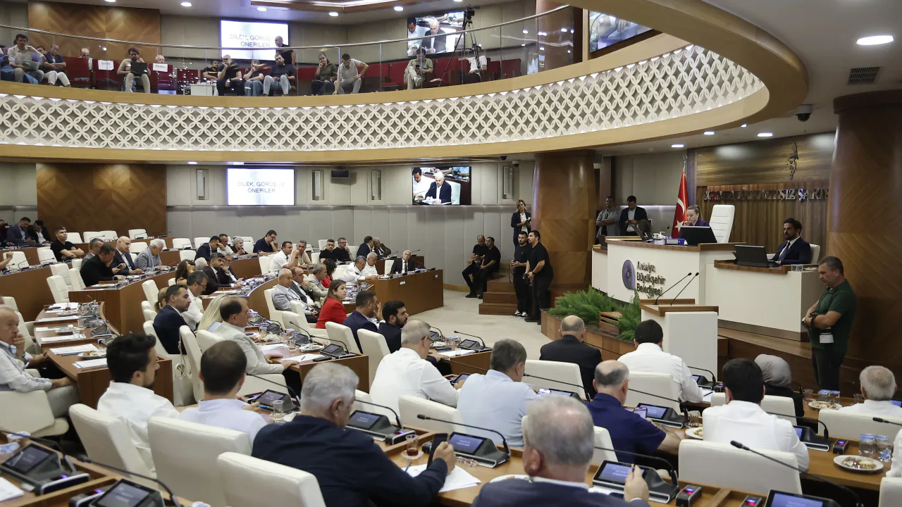 Büşra Özdemir, Antalya'nın Dev Yatırımlarını Mecliste Anlattı