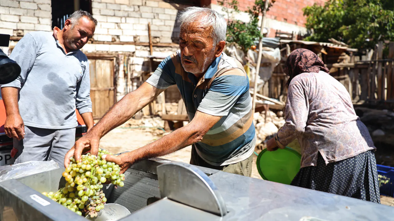 Antalya Büyükşehir'den Üzüm Üreticilerine Makine Desteği
