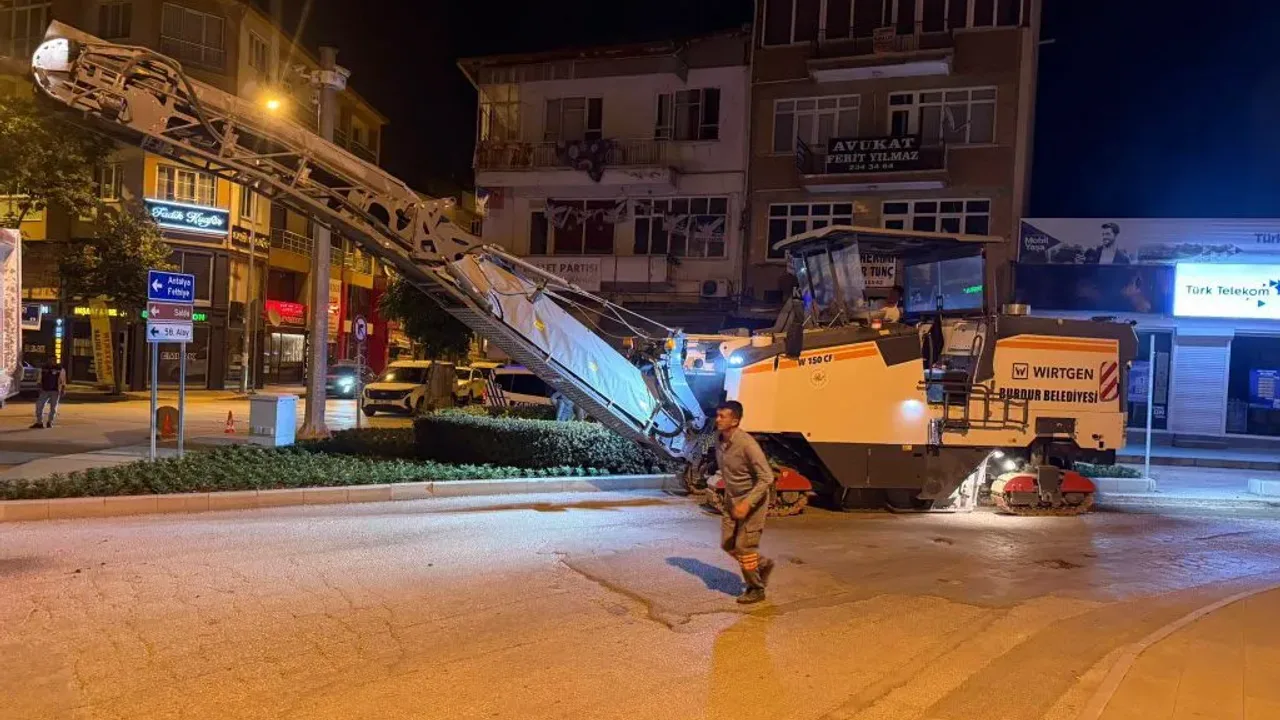 Burdur Belediyesi Asfalt Yenileme Çalışmalarını Gece Sürdürüyor
