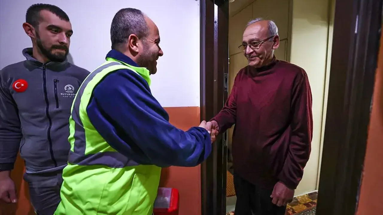 Denizli'de Yaşlılara Ücretsiz Tamirat Desteği Sürüyor