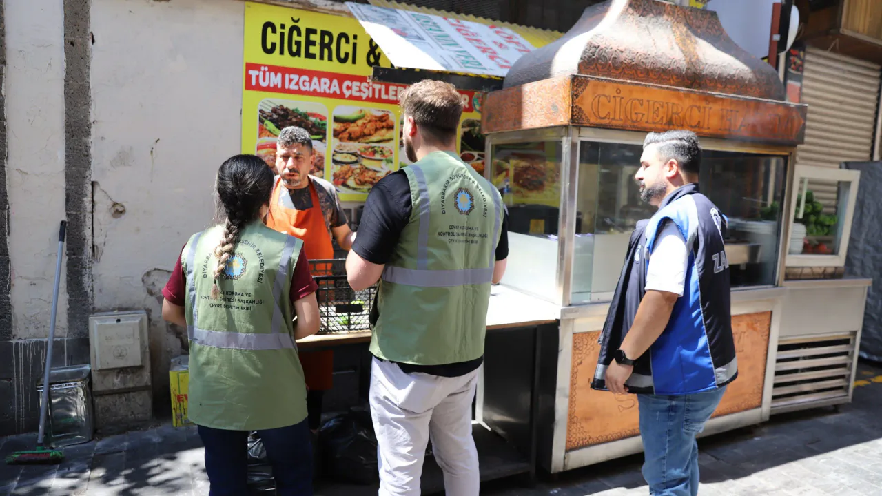 Diyarbakır'da Kaldırım Denetimi ve Temizlik Çalışması