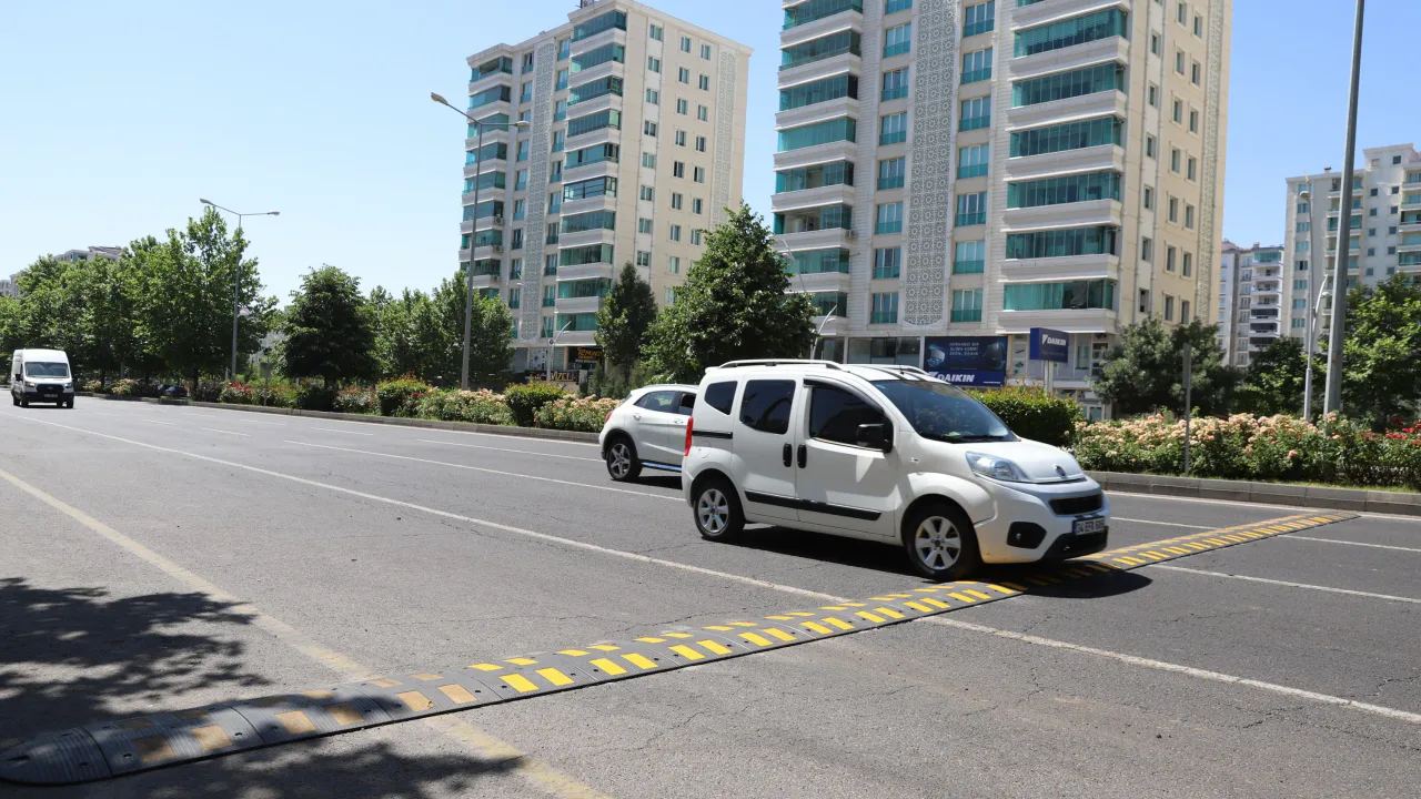 Fırat Bulvarı'nda Trafik Güvenliği İçin Yeni Önlemler Alındı