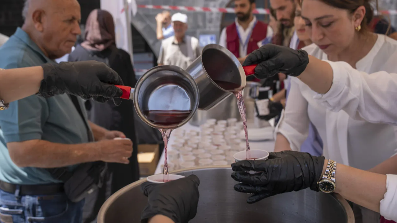 Diyarbakır'da Tarihi Ulu Cami Önünde Reyhan Şerbeti Dağıtıldı