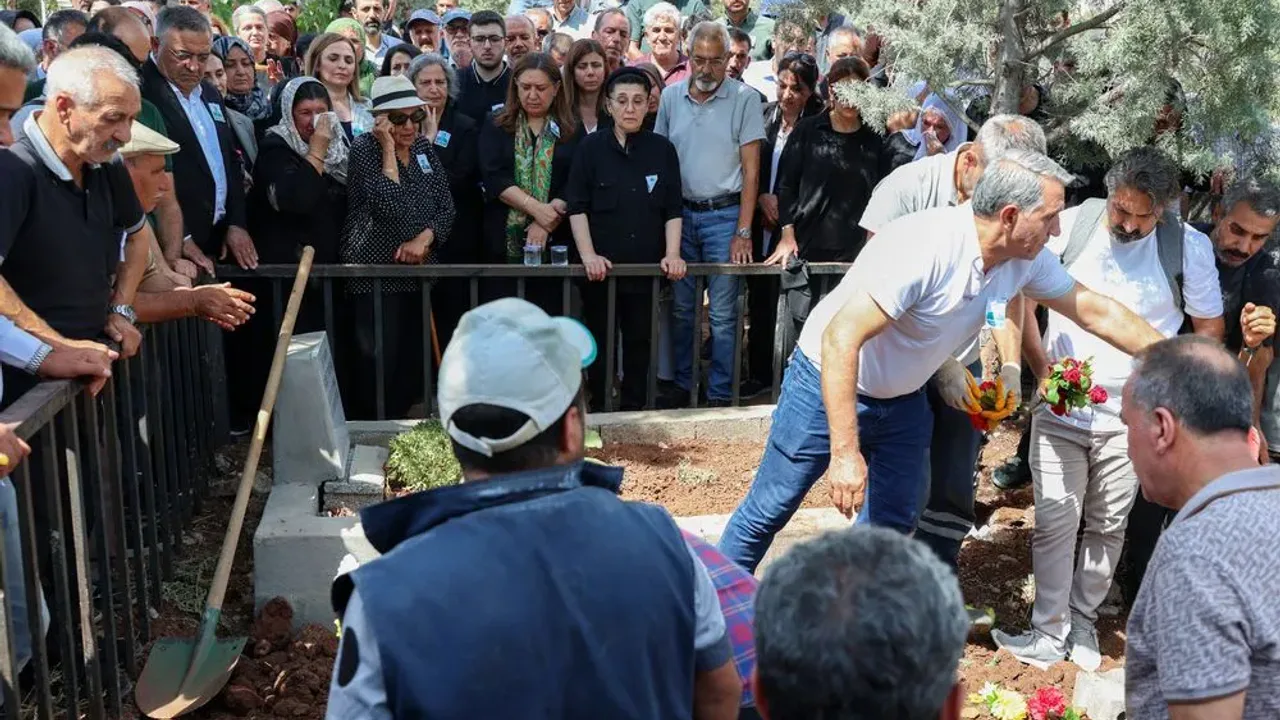 Mehdi Zana Diyarbakır'da Son Yolculuğuna Uğurlandı