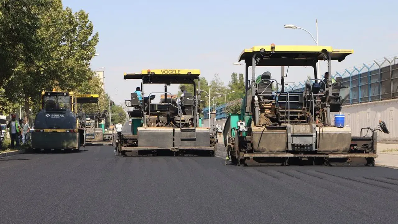 Diyarbakır Elazığ Bulvarı'nda Asfalt Serim Çalışması Başlatıldı