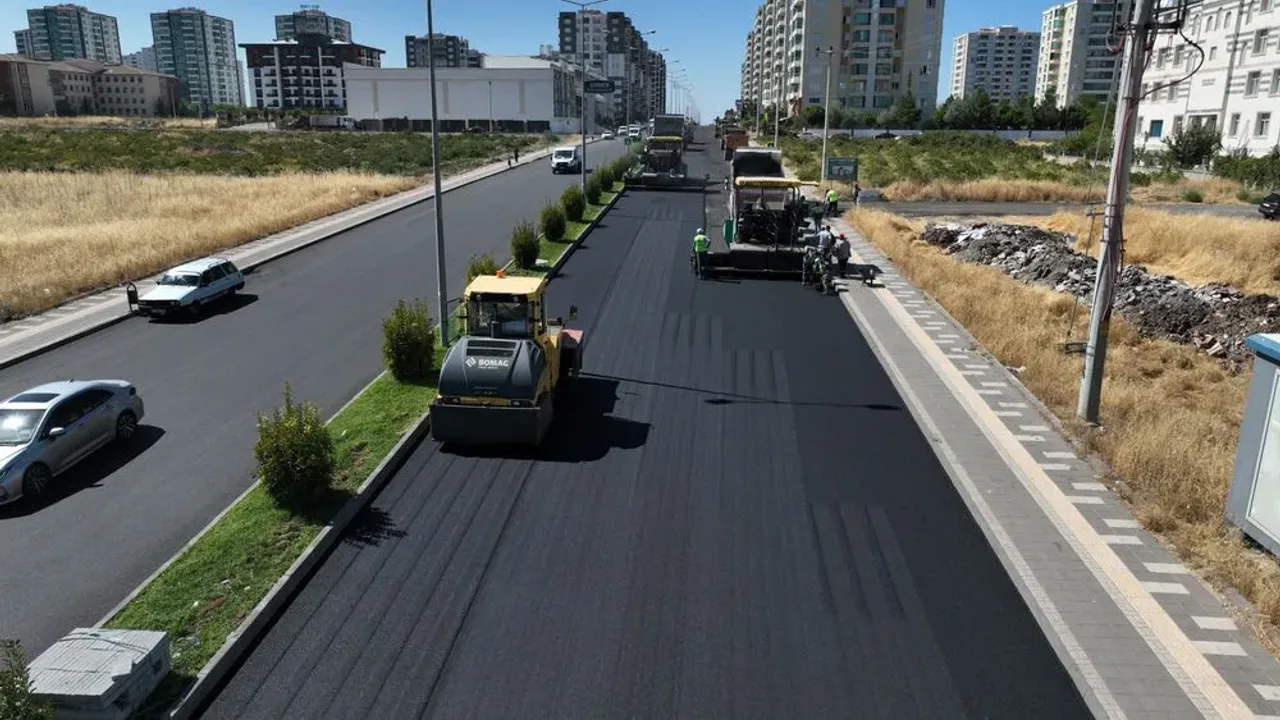 Diyarbakır'da Nazım Hikmet Caddesi'ne 4 Bin 700 Ton Asfalt