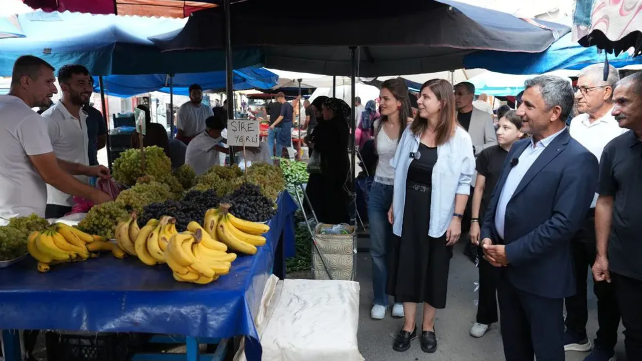 Eşbaşkanlar Bucak ve Ay Bağlar'da Pazar Esnafını Dinledi