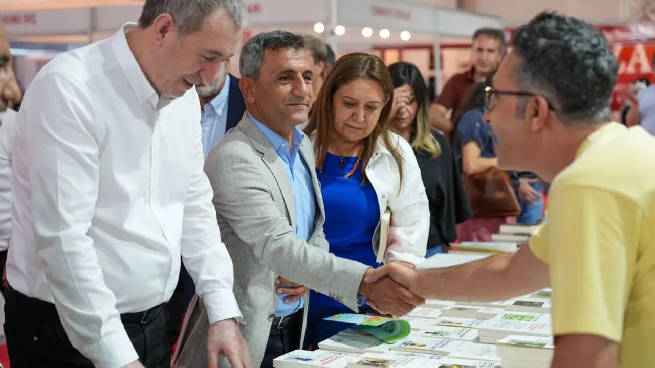 Emin Ay ve Tuncer Bakırhan 10. Diyarbakır Kitap Fuarı'nı Gezdi