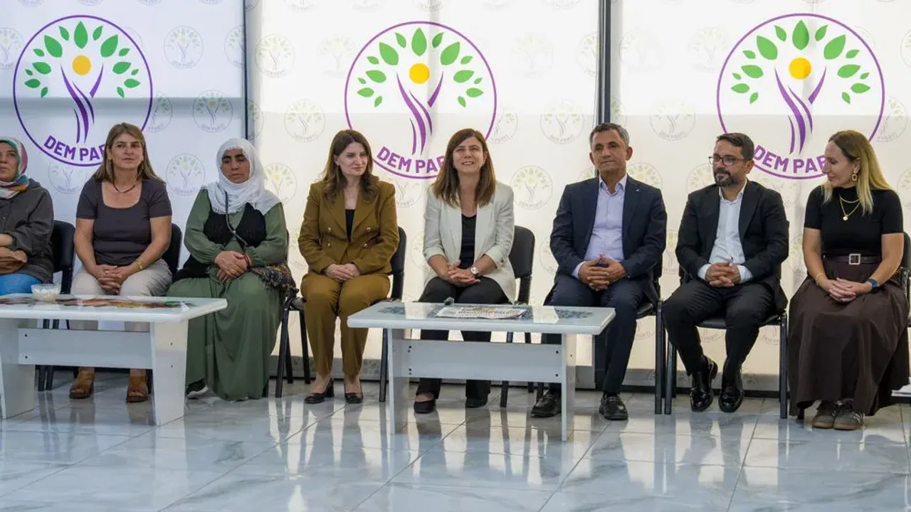 Diyarbakır Büyükşehir Eşbaşkanlarından DEM Parti'ye Ziyaret