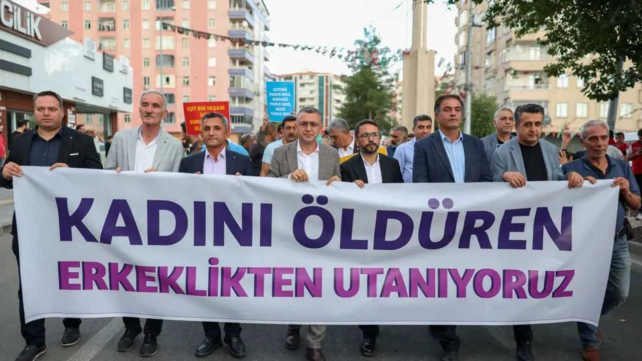 Eşbaşkan Emin Ay Diyarbakır'da Kadına Şiddet Yürüyüşüne Katıldı