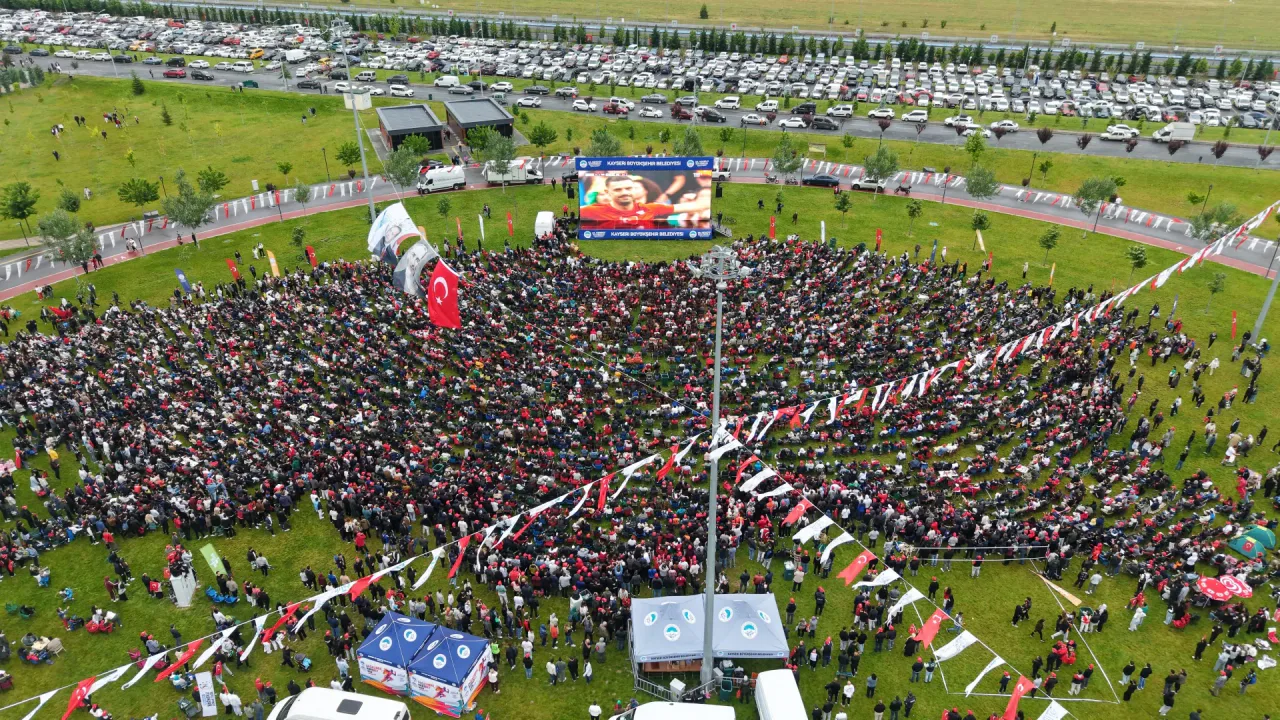 Kayseri'de Milli Maç Coşkusu Dev Ekran Etkinliğiyle Yaşandı