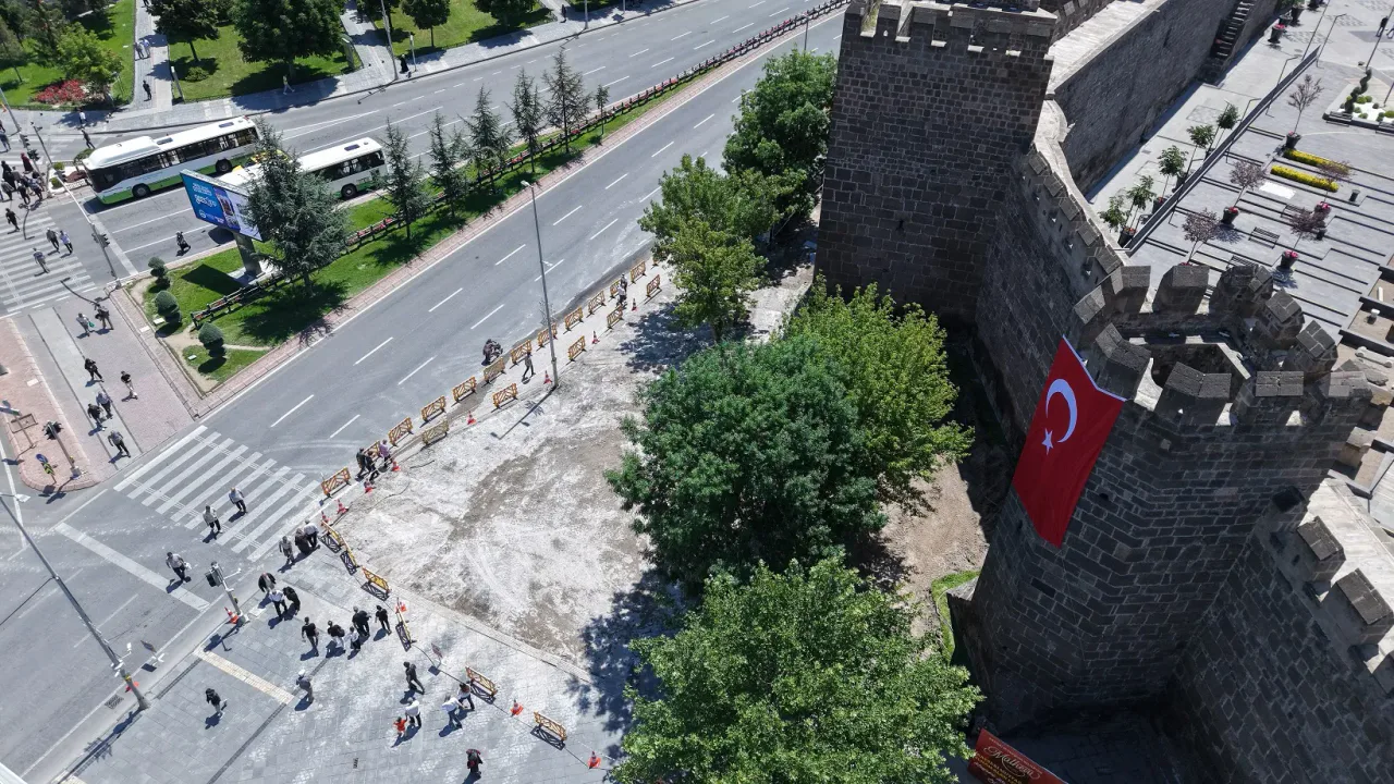 Kayseri Cumhuriyet Meydanı Yenileme Çalışmaları Sürüyor