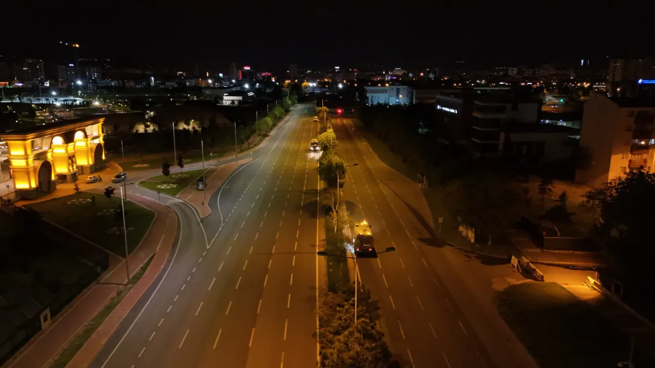 Kayseri'de Temizlik ve Yeşil Alan Bakımı Kesintisiz Sürüyor