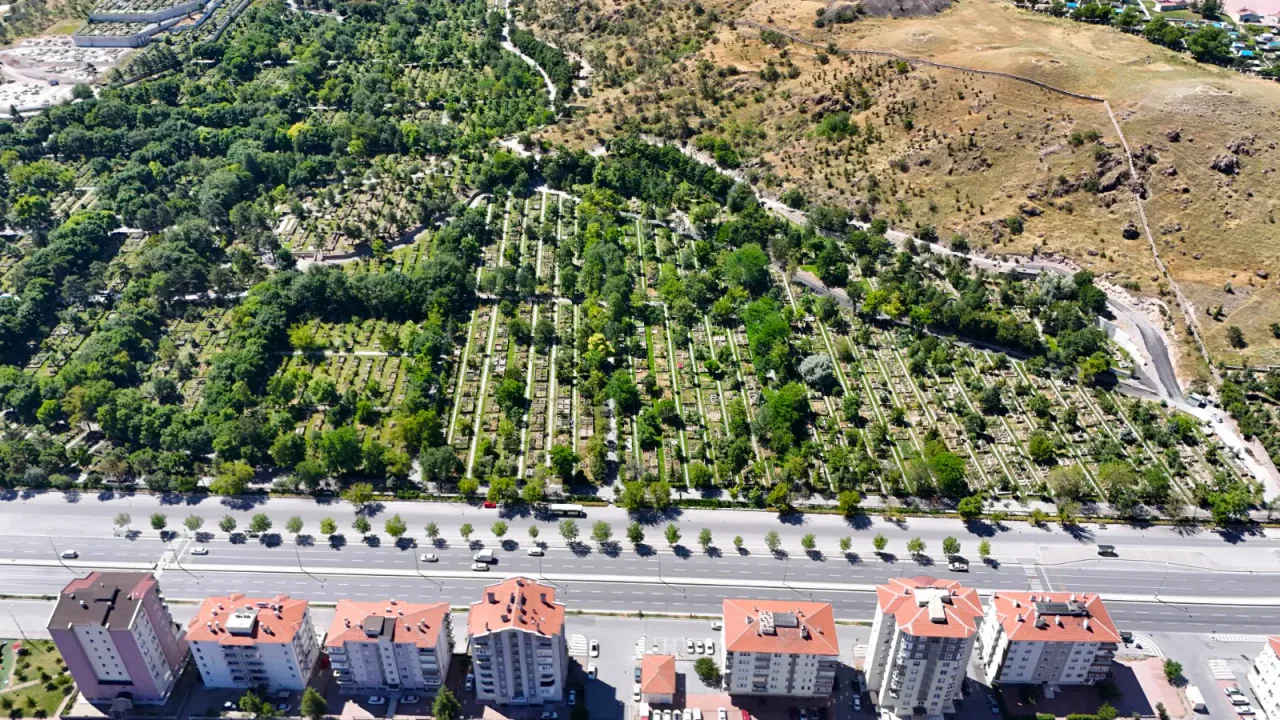 Kayseri Asri Mezarlık'ta Temizlik Çalışması Yürütülüyor