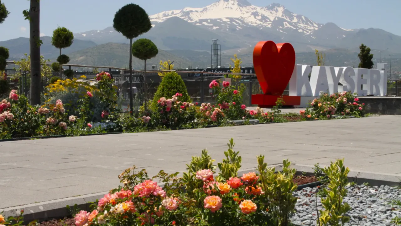 Kayseri'de 2026 Yılı Yaz Dönemi Peyzaj Çalışmaları Sürüyor