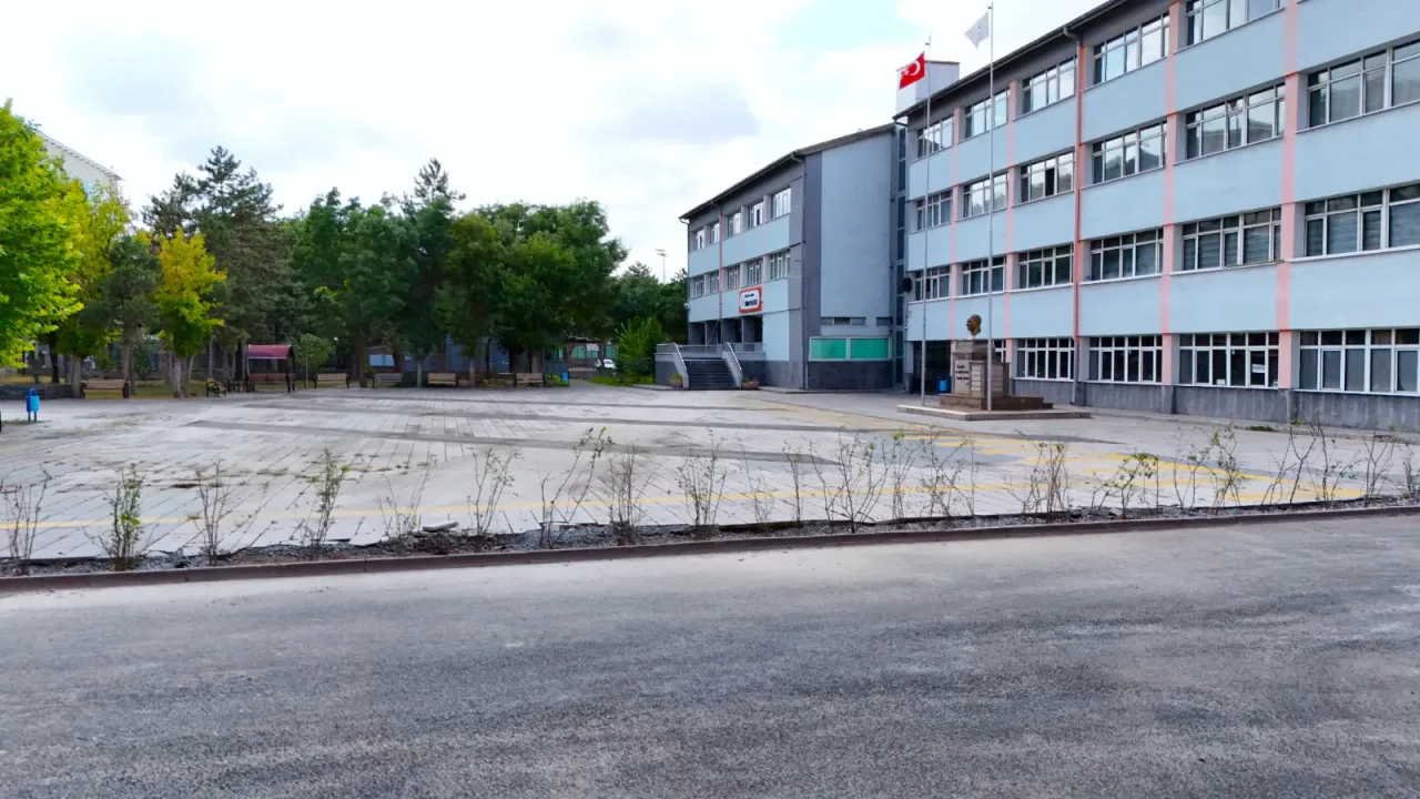 Kayseri Büyükşehir Belediyesi 3 Okulun Çevresini Yeniledi