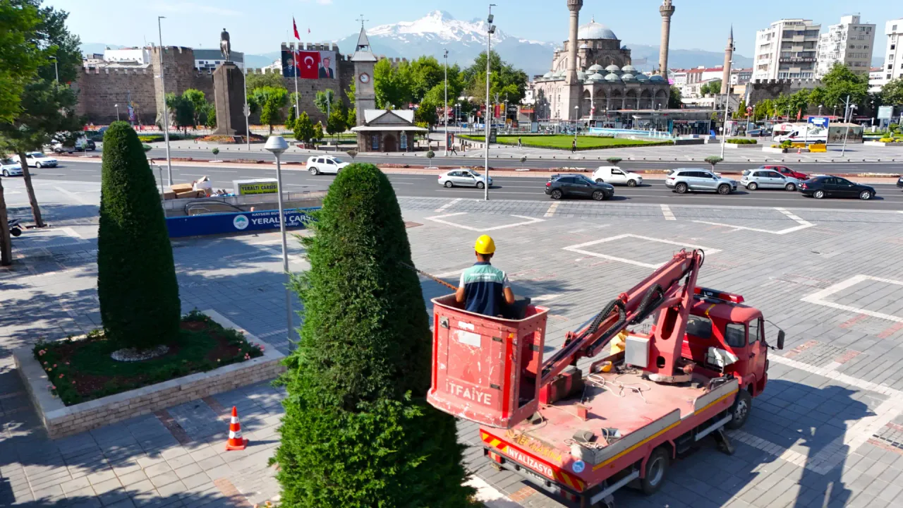 Kayseri Büyükşehir'den Süs Bitkilerine Budama Bakımı