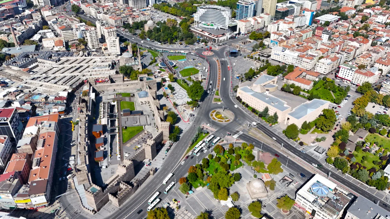 Kayseri Büyükşehir'den Yeşil Alan ve Tarihi Mekanlarda Bakım