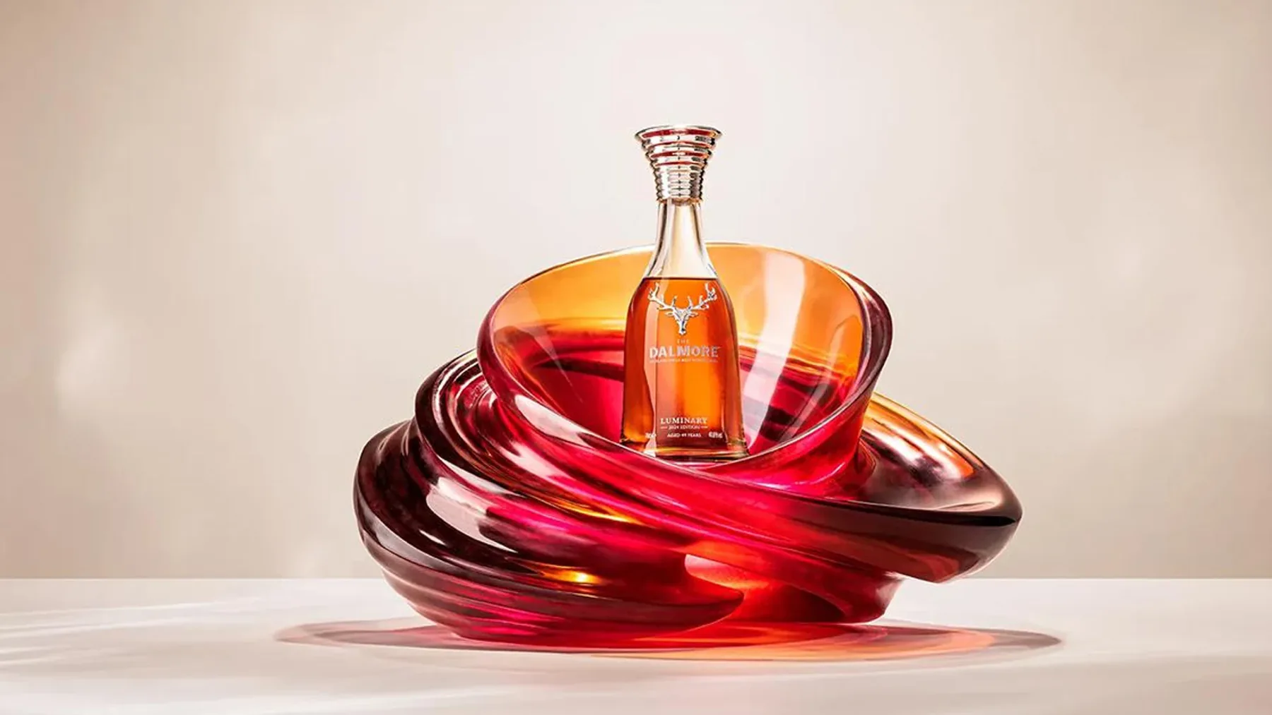 Zaha Hadid Architects tasarımı cam heykelin yanında duran The Dalmore Luminary No.2 viski şişesi