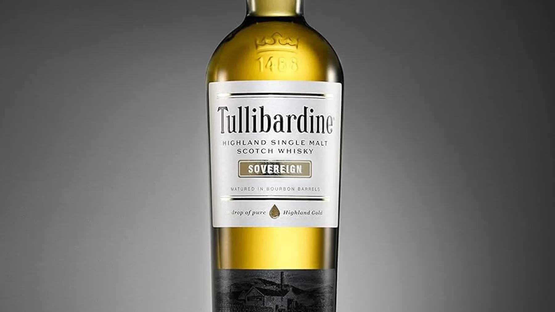 Koyu gri hediye kutusu yanında duran altın sarısı Tullibardine Sovereign viski şişesi