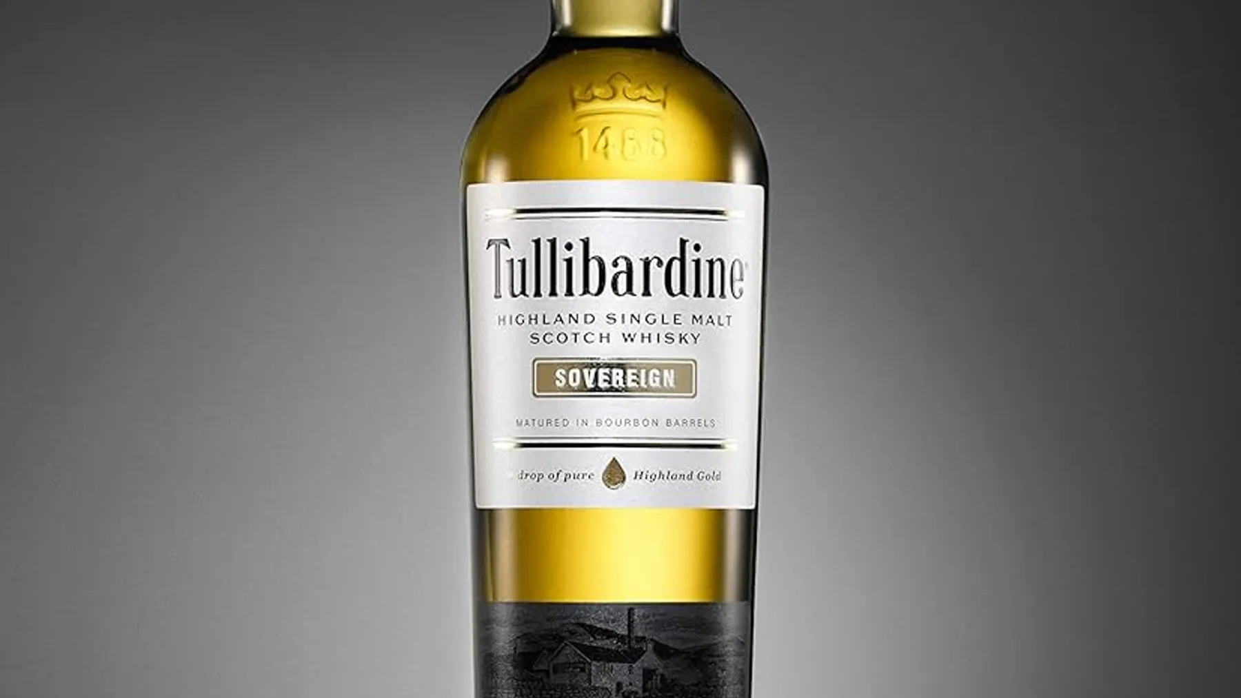 Koyu gri hediye kutusu yanında duran altın sarısı Tullibardine Sovereign viski şişesi